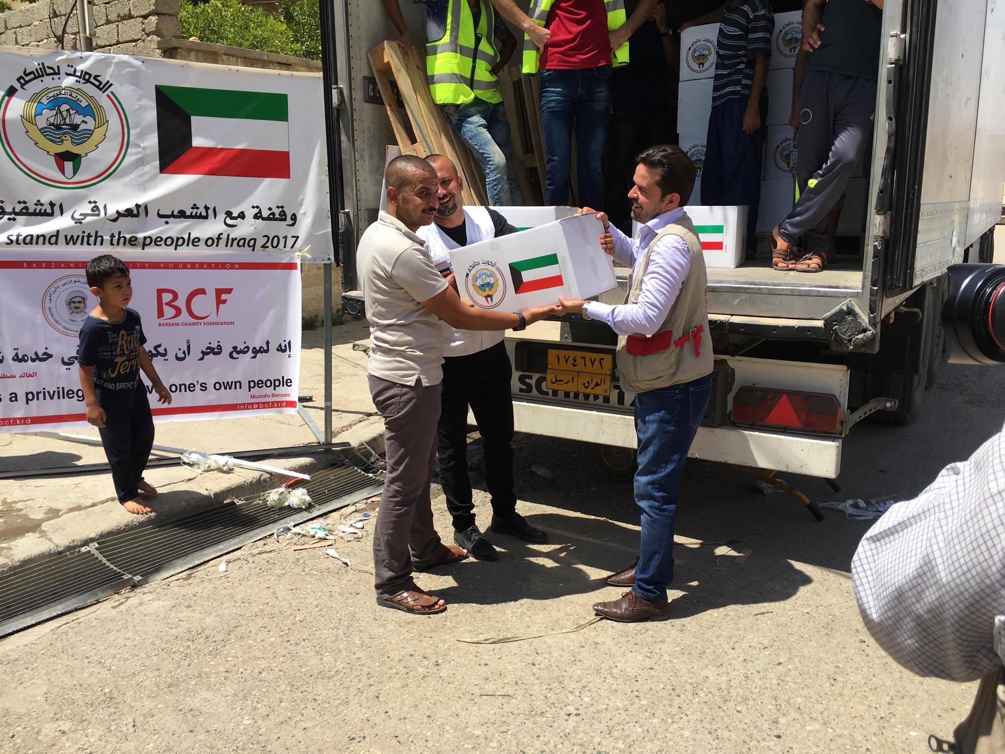 جمعية الهلال الاحمر الكويتي توزع 45 طنا من المواد الغذائية داخل الموصل
