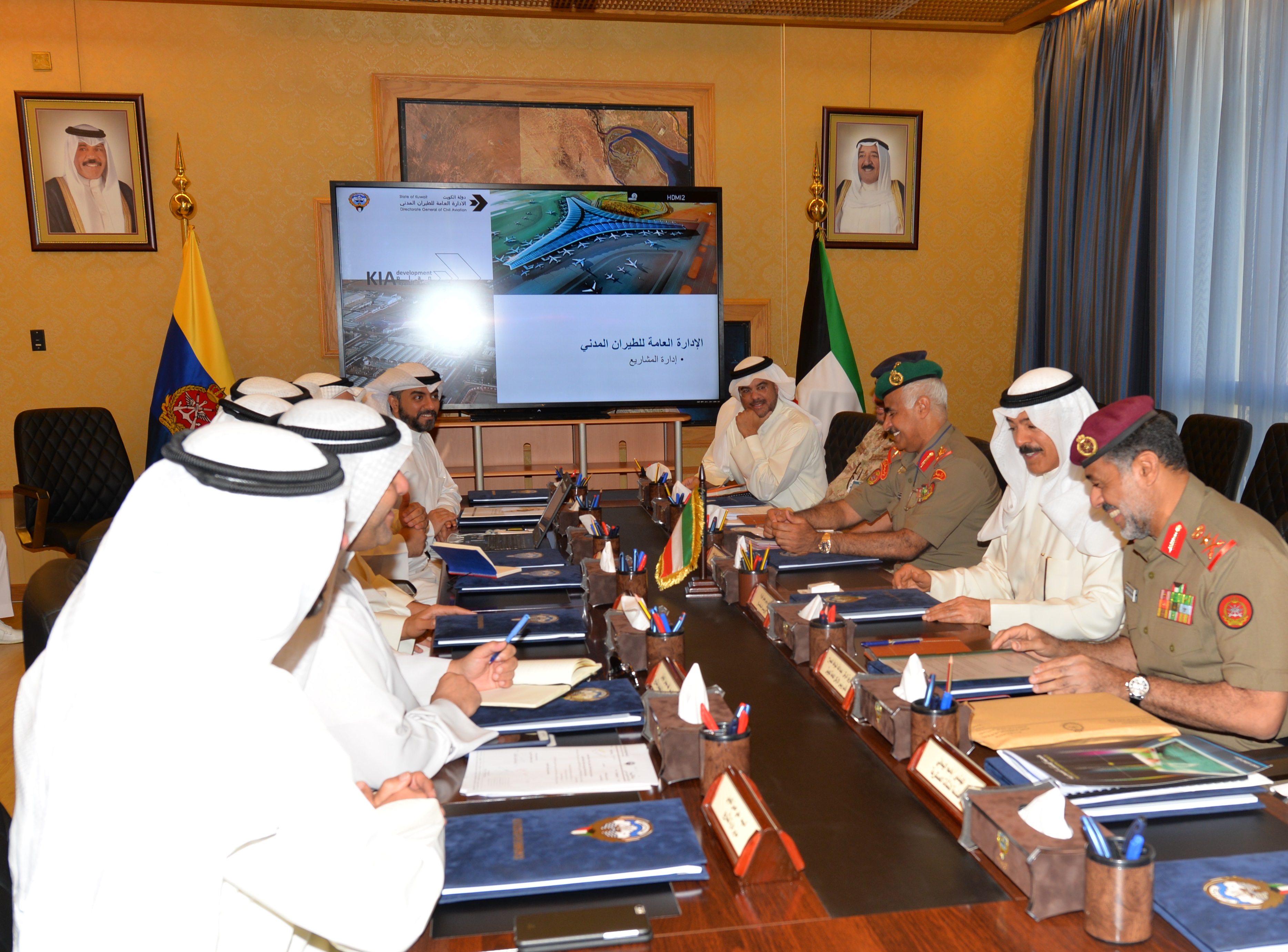 وزير الدفاع الكويتي يبحث مع رئيس (الطيران المدني) التعاون المشترك