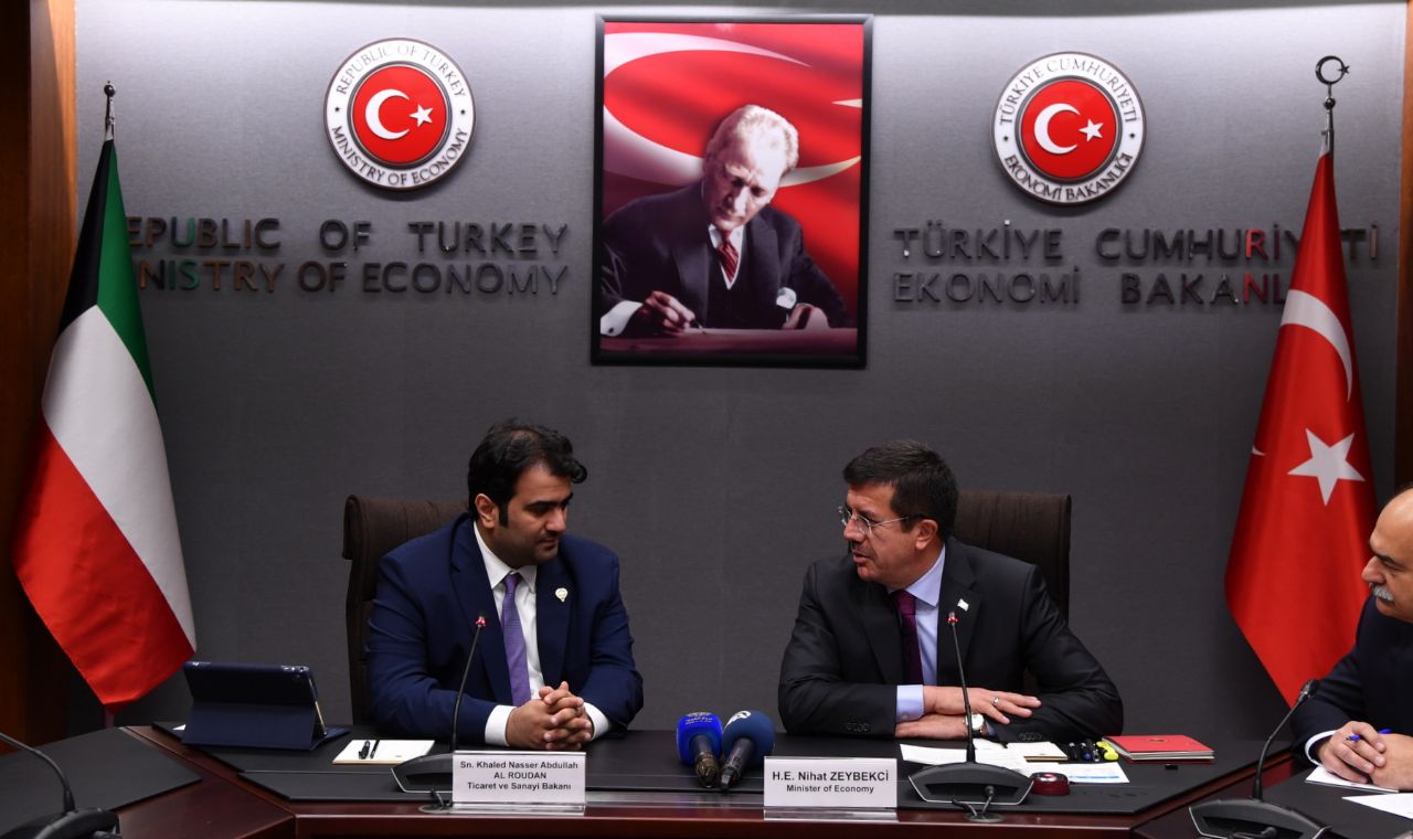 Kuwaiti Minister of Trade and Industry Khaled Al-Roudhan and Turkish Economy Minister Nihat Zeybekci during their meeting
