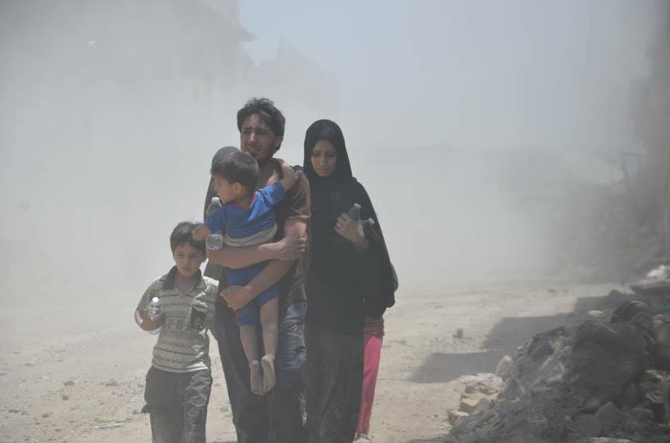 عدد من النازحين بسبب المعارك الدائرة في الجانب الايمن من مدينة الموصل بين القوات العراقية وعناصر ما يسمى تنظيم الدولة الاسلامية (داعش)