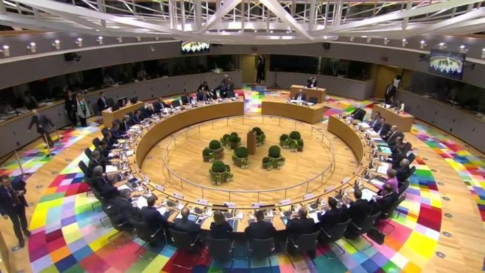 قادة الدول الاعضاء ال28 في دول الاتحاد الاوروبي خلال اعمال القمة