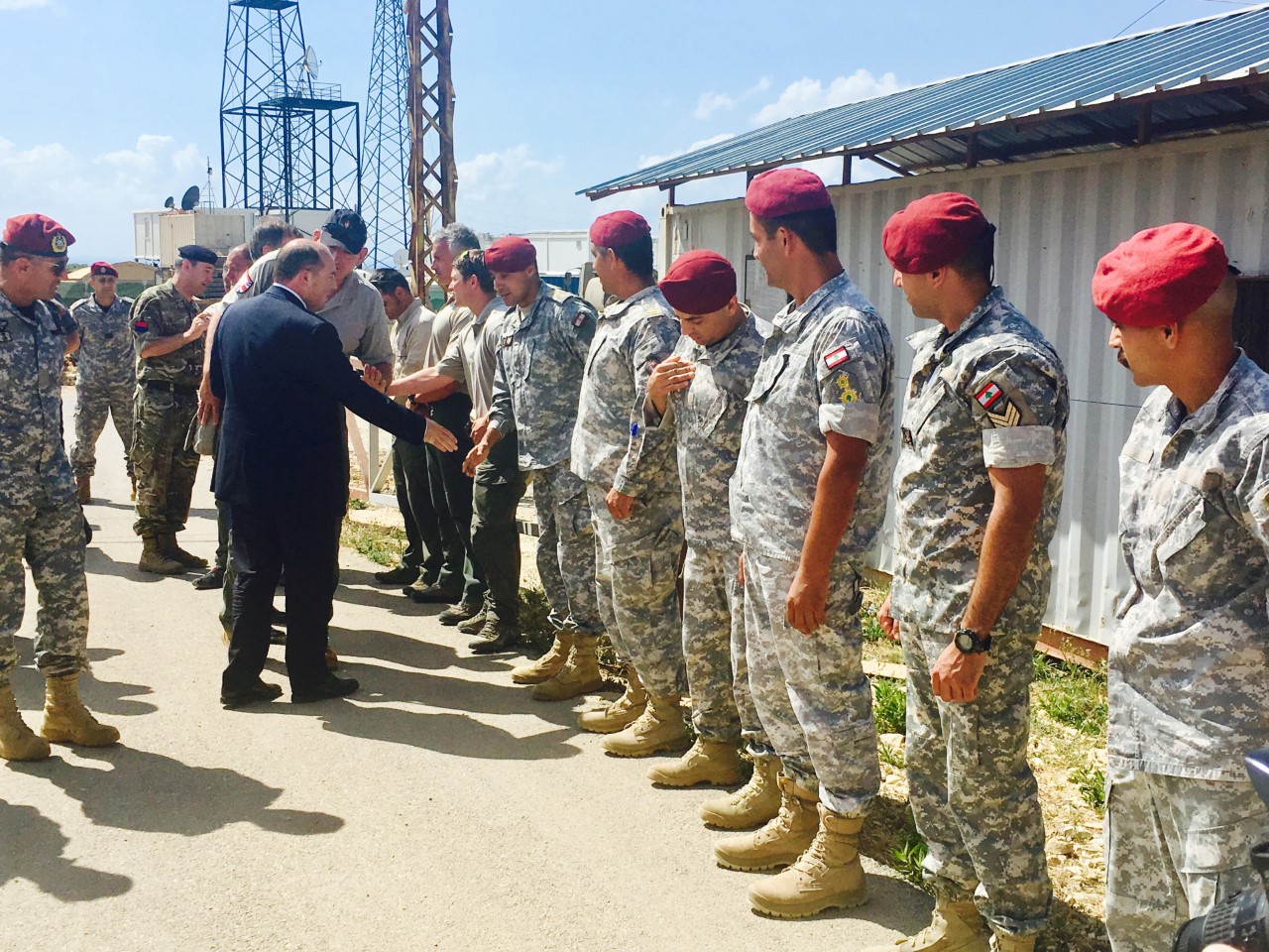 وزير الدولة لشؤون الامن البريطاني بن والاس خلال تفقده احد القواعد العسكرية اللبنانية