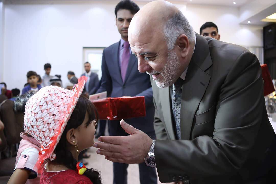 رئيس وزراء العراق حيدر العبادي خلال جولة تفقدية لعدد من المؤسسات الخيرية والانسانية في منطقة الكاظمية ببغداد