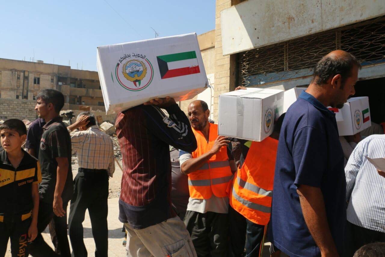 Distribution of food to evacuees from the conflict-ravaged Mosul city by "Kuwait is by your side" campaign