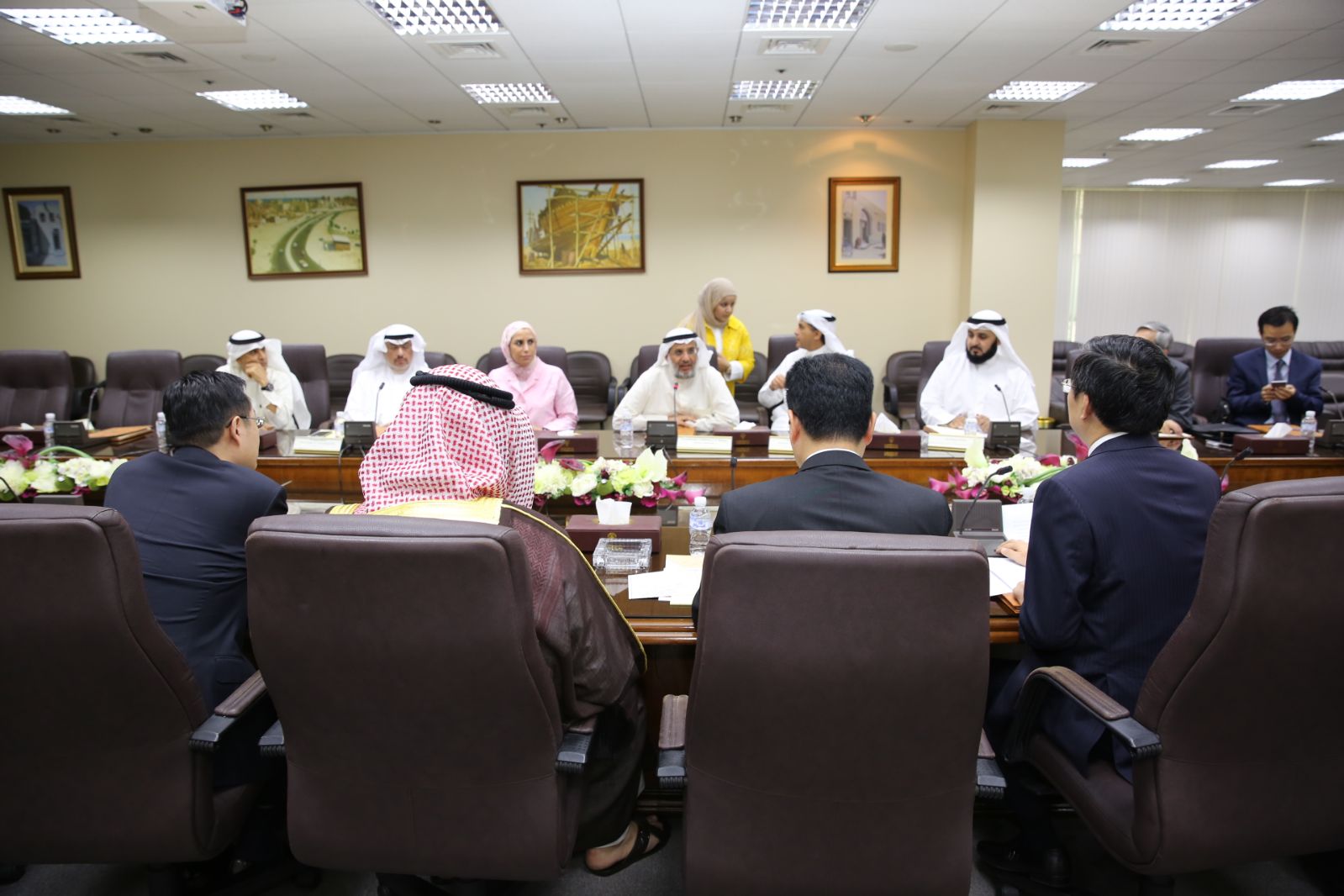 Minister of Public Works Abdurrahman Al-Mutawa and a visiting Chinese delegation during their meeting