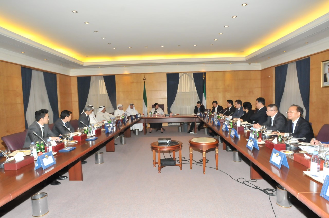 Minister of Amiri Diwan Affairs Sheikh Nasser Sabah Al-Ahmad Al-Sabah held a meeting with a delegation from the China Development Bank (CDK)
