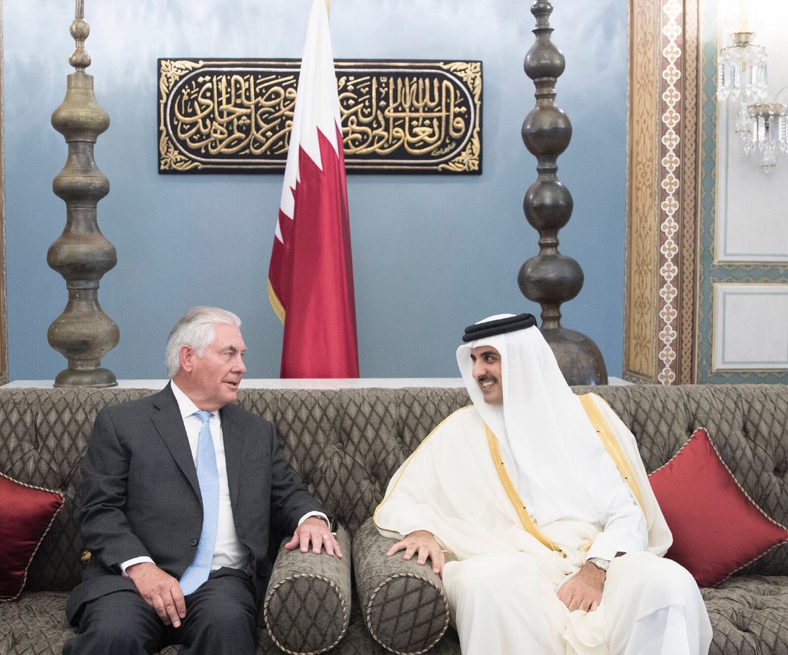 امير دولة قطر سمو الشيخ تميم بن حمد آل ثاني مع وزير الخارجية ريكس تيلرسون