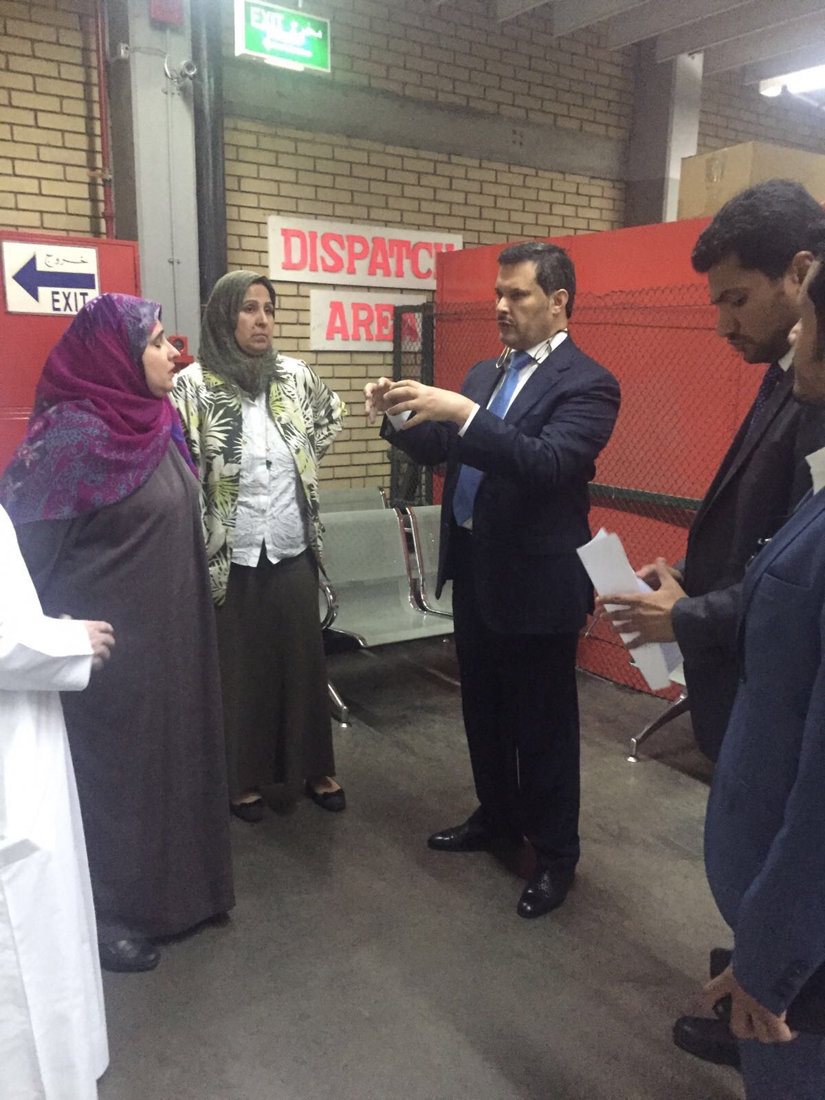 وزير الصحة الكويتي الدكتور جمال الحربي أثناء زيارته المفاجئة التي قام بها الى المستودعات الطبية بمنطقة (صبحان)