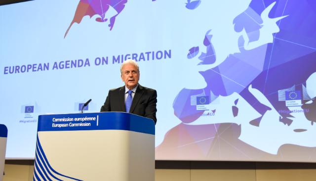 المفوض الاوروبي لشؤون الهجرة والشؤون الداخلية ديمتريس افراموبولوس خلال المؤتمر صحفي