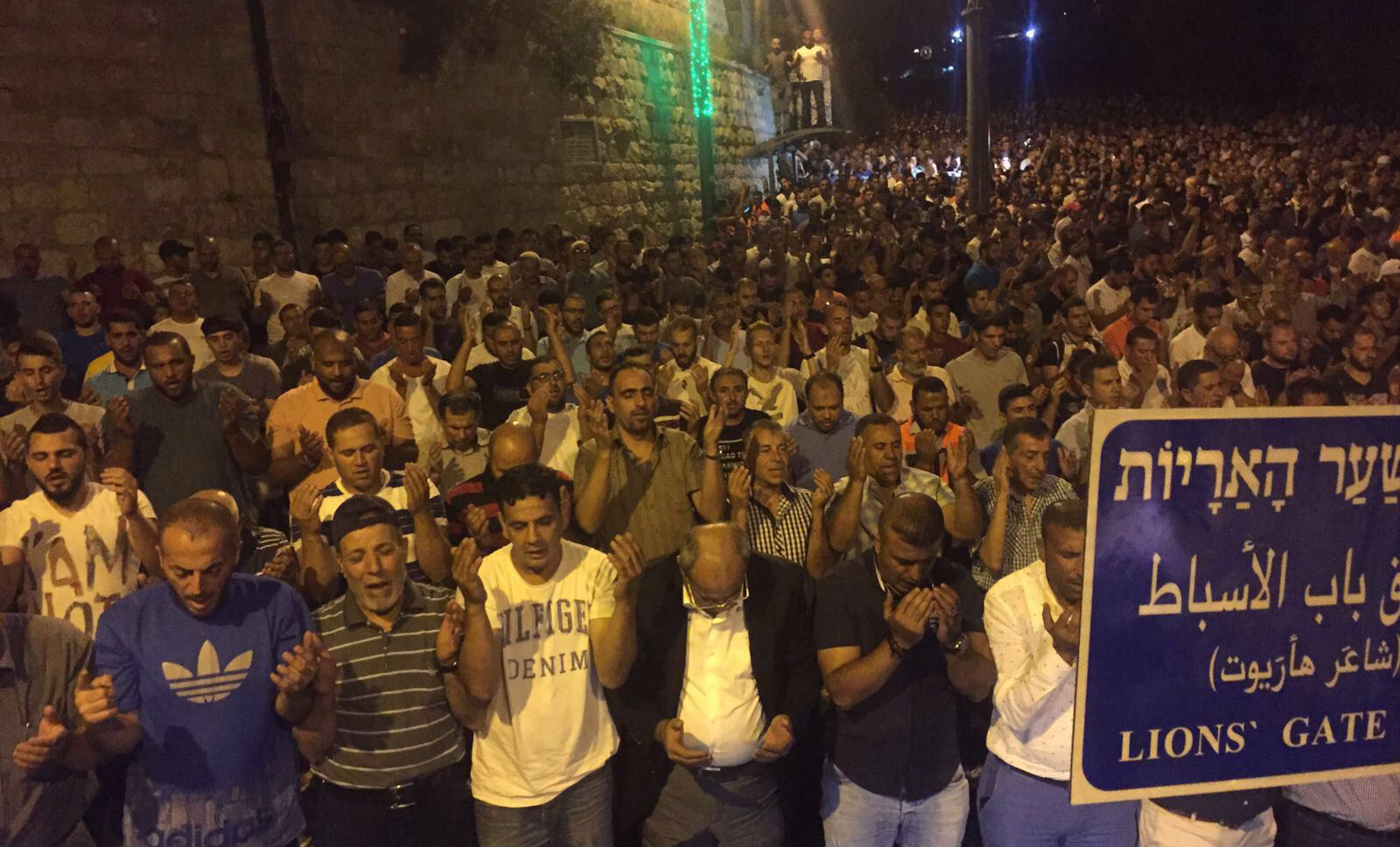 عشرات الاف الفلسطينيين يؤدون صلاة العشاء في محيط المسجد الأقصى بمدينة القدس المحتلة
