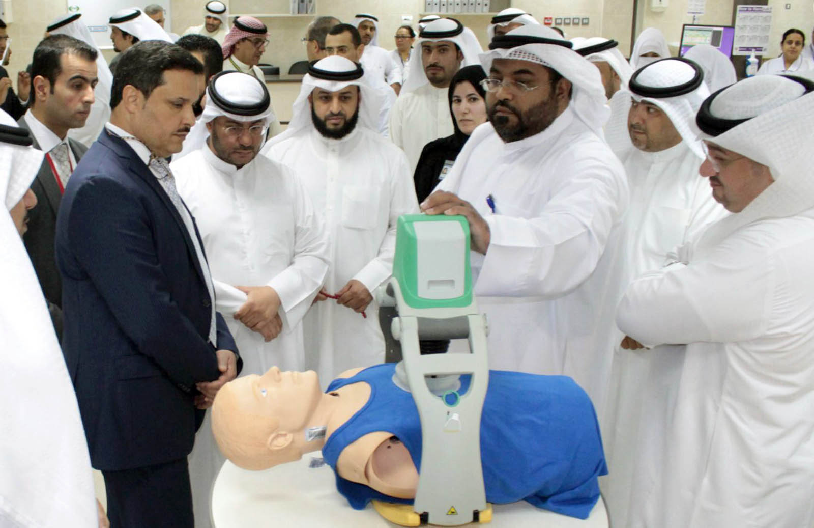 وزير الصحة الدكتور جمال الحربي أثناء افتتاحه الوحدات التخصصية الجديدة في مستشفى الجهراء