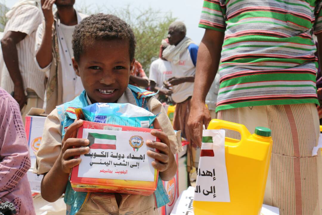 حملة (الكويت إلى جانبكم) الإنسانية تطلق مشروع لتوزيع ثلاثة آلاف سلة غذائية بمحافظة (تعز) اليمنية