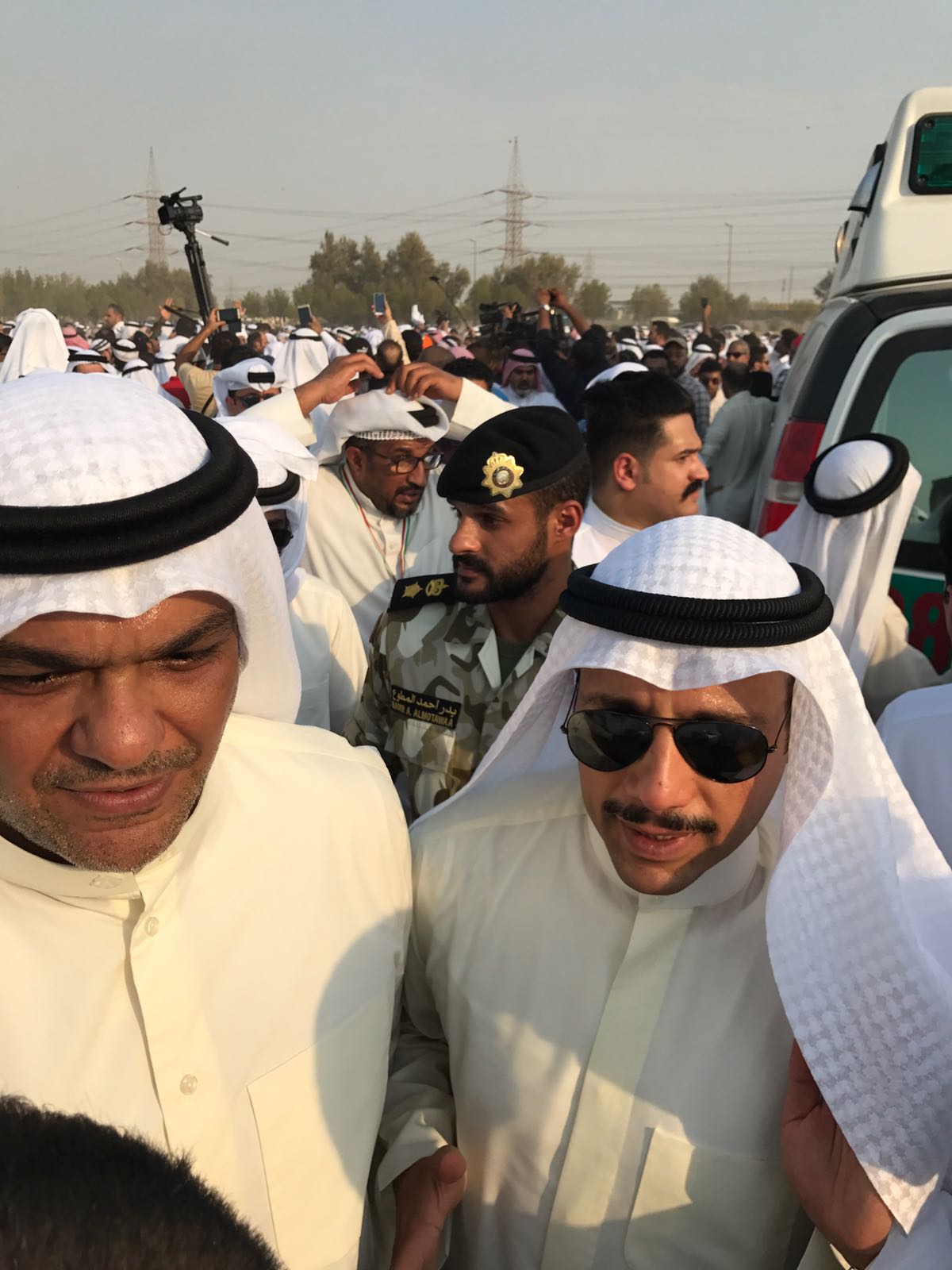 رئيس مجلس الأمة مرزوق علي الغانم يتقدم حشود المواطنين والمقيمين خلال تشييع الفنان عبدالحسين عبدالرضا