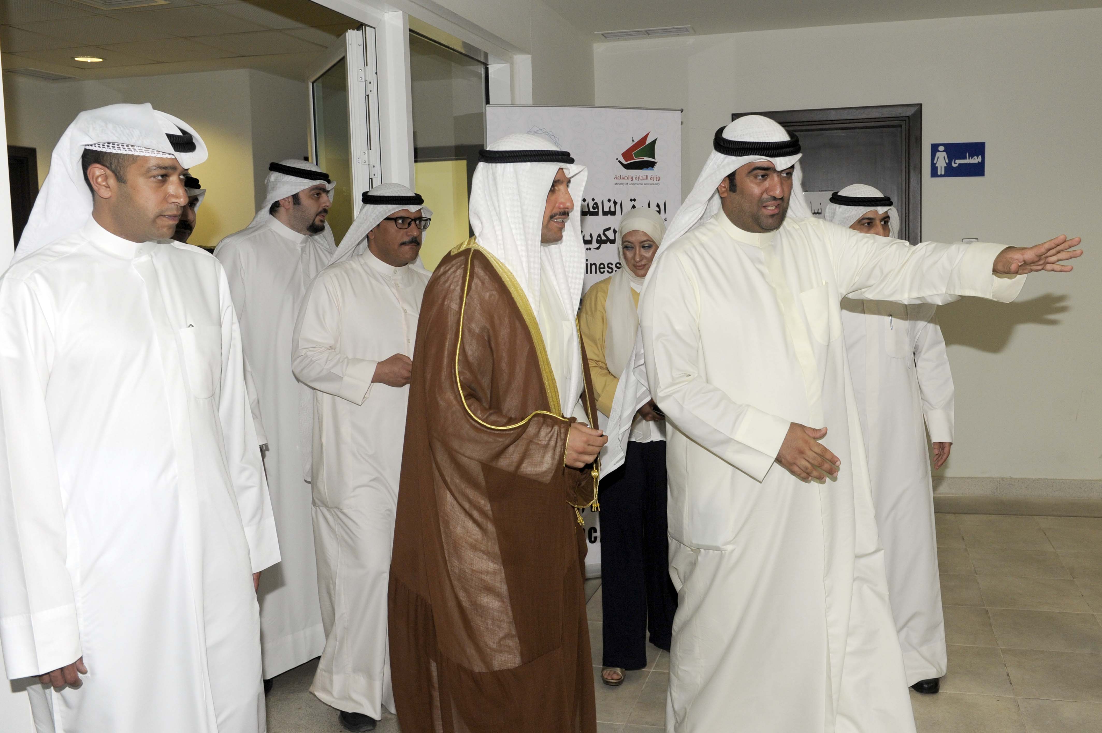 وزير التجارة والصناعة خالد الروضان يقدم شرحاً للغانم عن عمل مركز الكويت للأعمال خلال الجولة