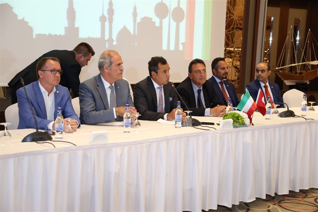 القنصل العام الكويتي في اسطنبول محمد المحمد خلال الملتقى الأول للرعايا الكويتيين