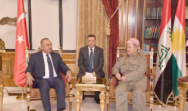 رئيس اقليم كردستان مسعود البارزاني خلال اجتماعه مع وزير الخارجية التركي مولود جاويش اوغلو