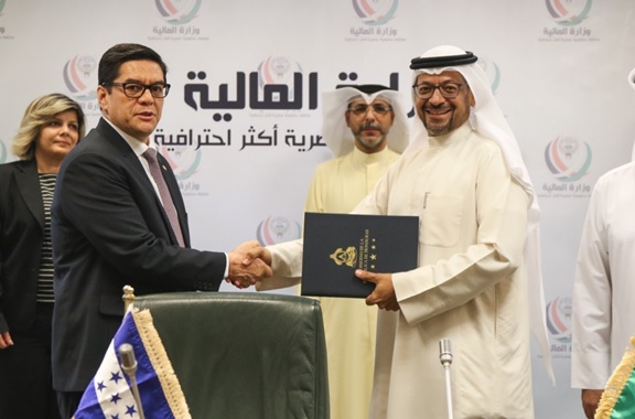 Undersecretary of the Kuwaiti Ministry of Finance Khalifa Hamada and Honduran Ambassador in Kuwait Nelson Garcia signed an agreement for promoting and developing bilateral economic and technical cooperation