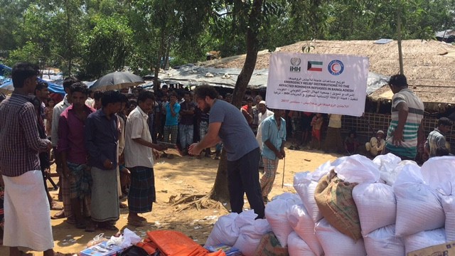 Kuwait Red Crescent Society and IHH Humanitarian Relief Foundation deliver relief aid and assistance to Rohinya refugees in Bangladesh