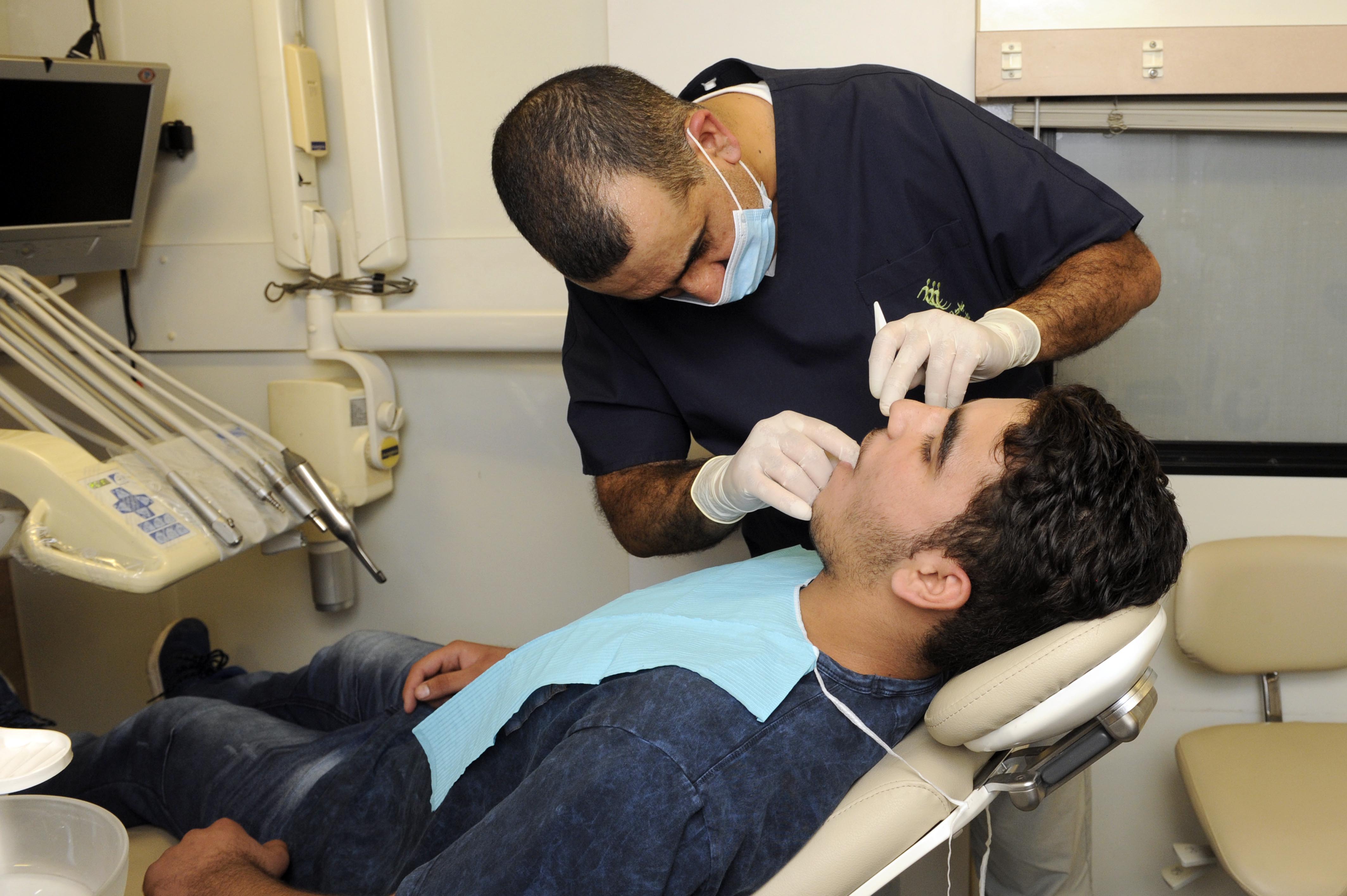 جانب من حملة علاج الأسنان للاسر المحتاجة