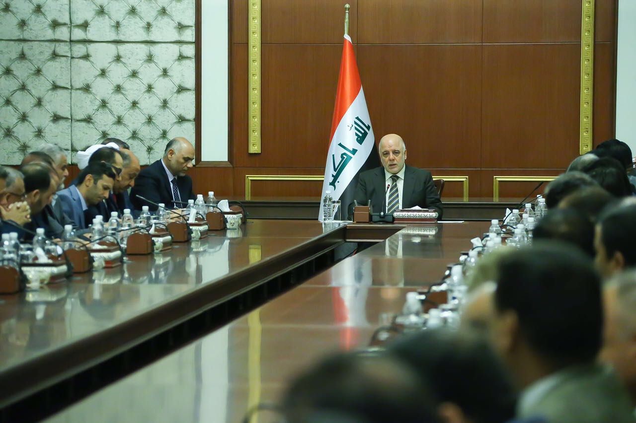 رئيس الوزراء العراقي حيدر العبادي خلال لقائه مع عدد من الاعلاميين