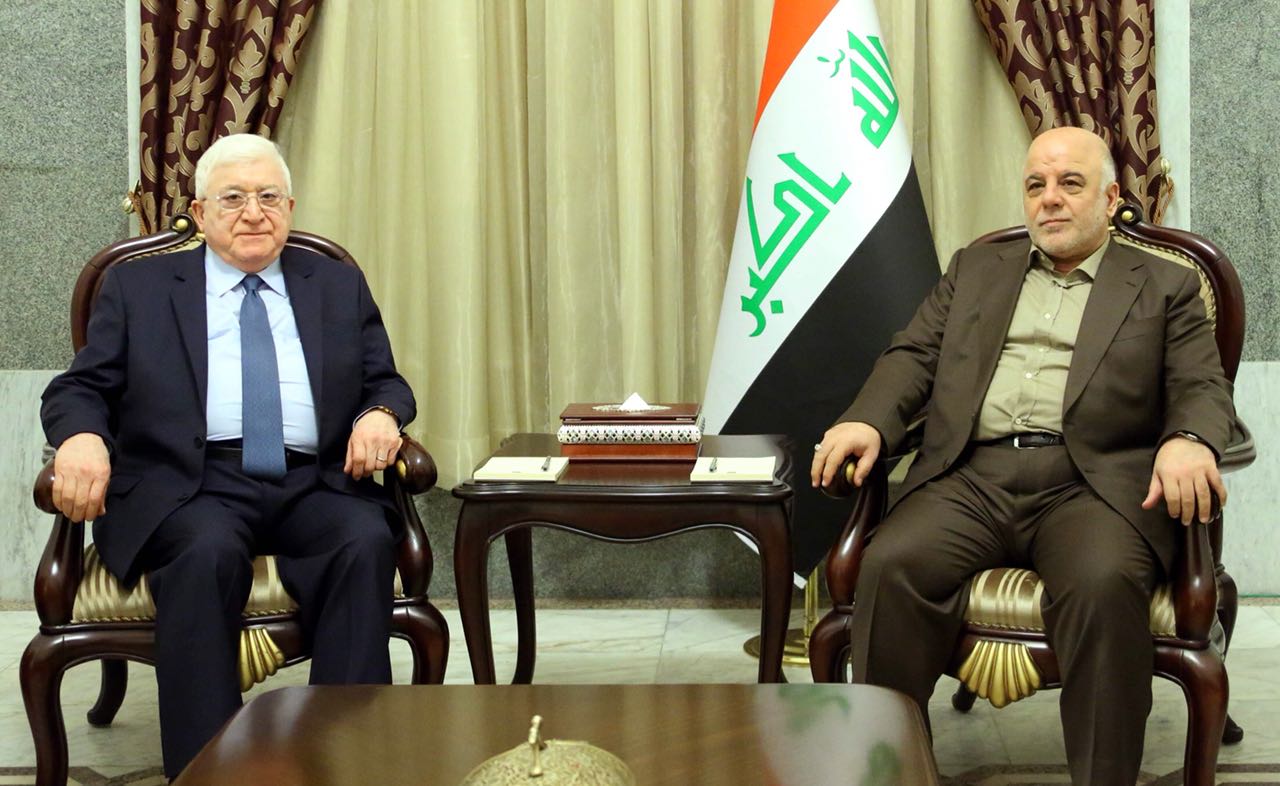 رئيس الوزراء العراقي حيدر العبادي خلال استقباله للرئيس العراقي فؤاد معصوم في مكتبه