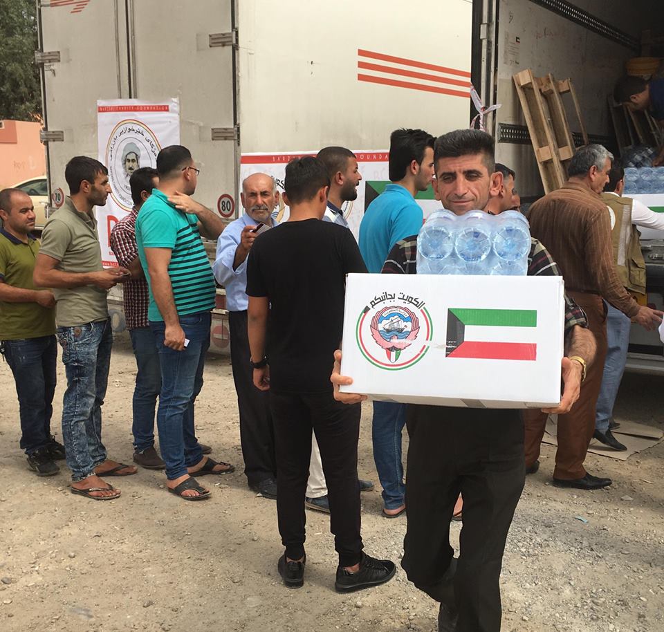 جانب من توزيع المواد الغذائية على النازحين العراقيين
