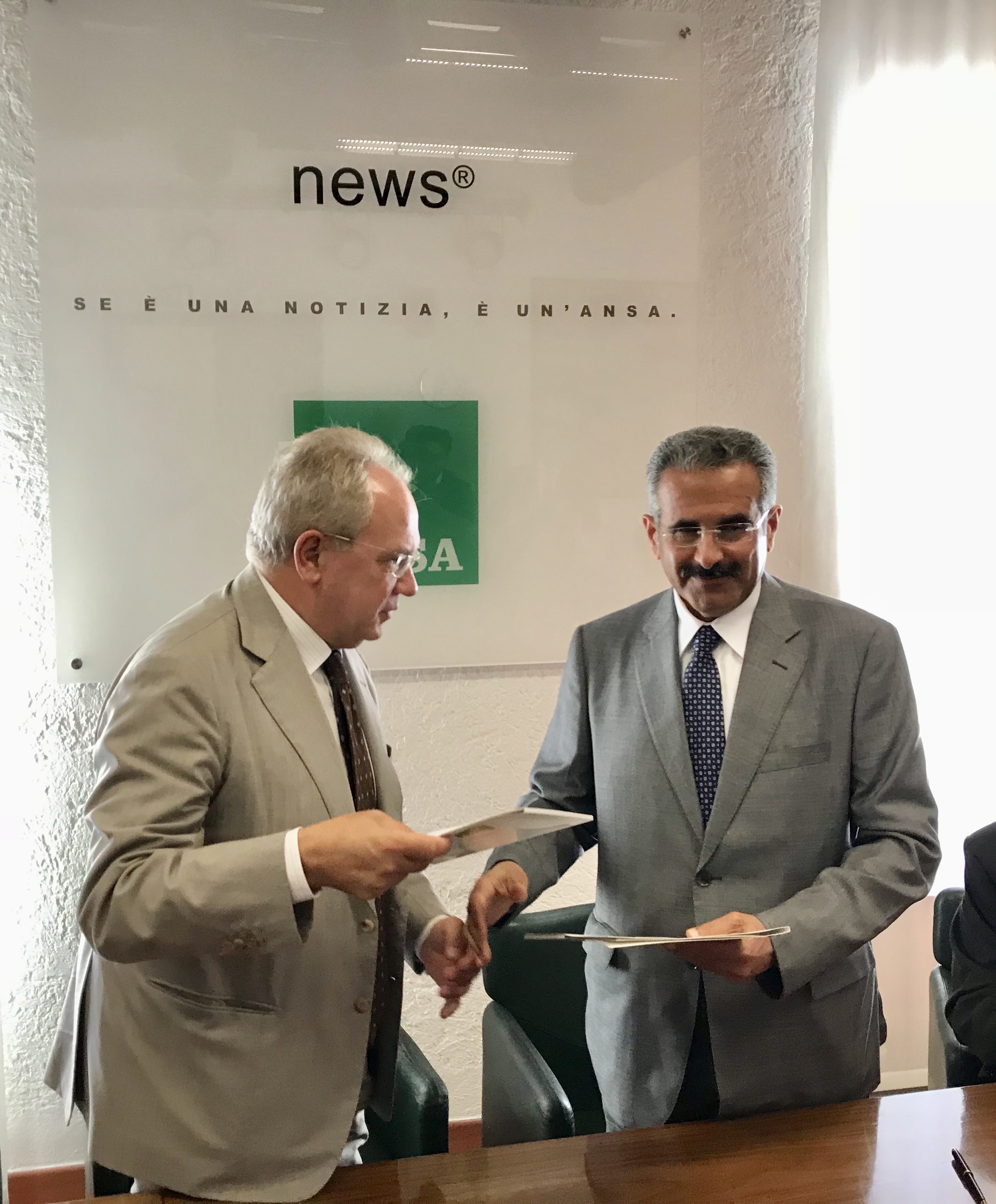 FANA President and General Director of the Kuwaiti News Agency (KUNA) Sheikh Mubarak Duaij Al-Ibrahim Al-Sabah and ANSA's Director General Giuseppe Cerbone during the signature ceremony