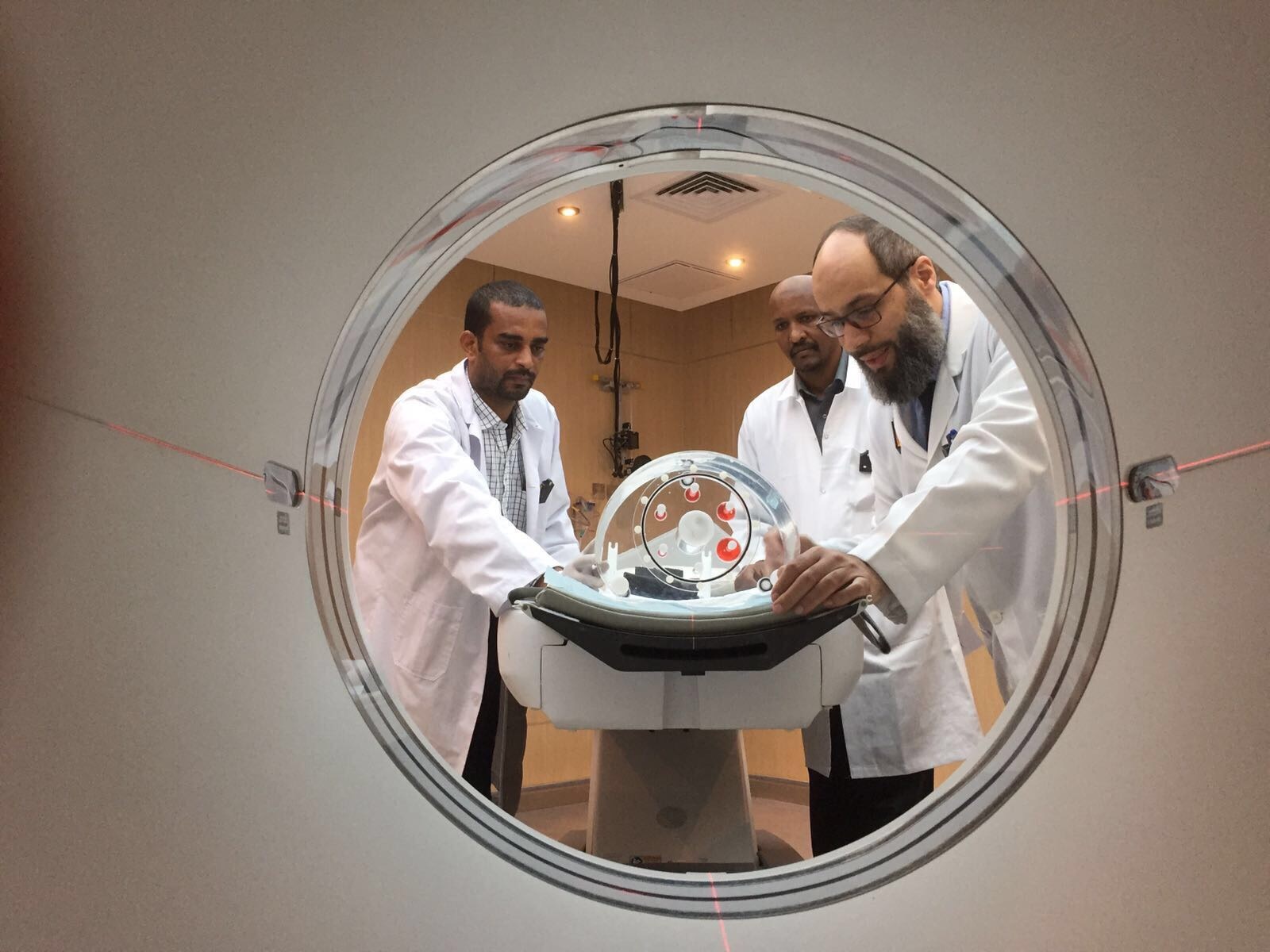الفريق الطبي الكويتي أثناء عمل الاختبارات على الجهاز الحديث
