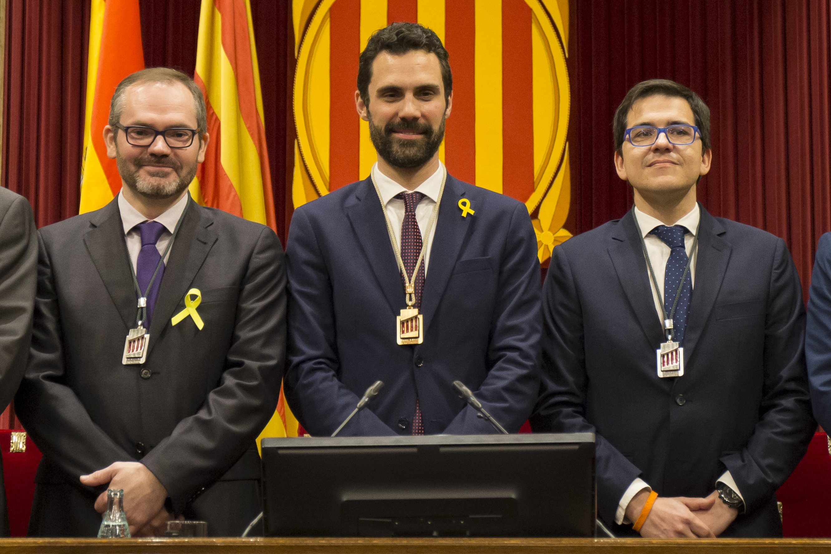 رئيس برلمان إقليم (كتالونيا) الإسباني روجر تورنت (وسط)