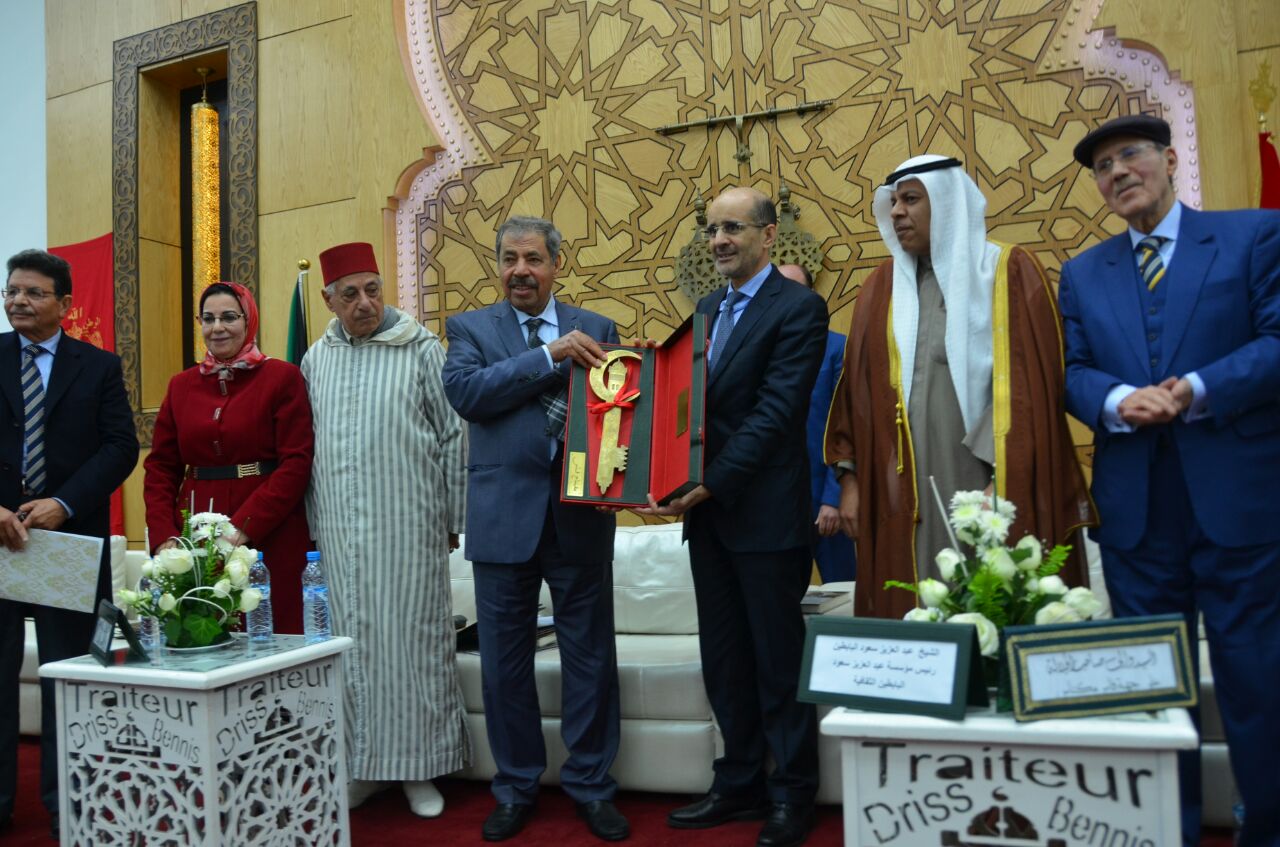 Idris Al-Azmi, the mayor of Morocco's second largest city, presented Abdulaziz Al-Babtain with the key to the city