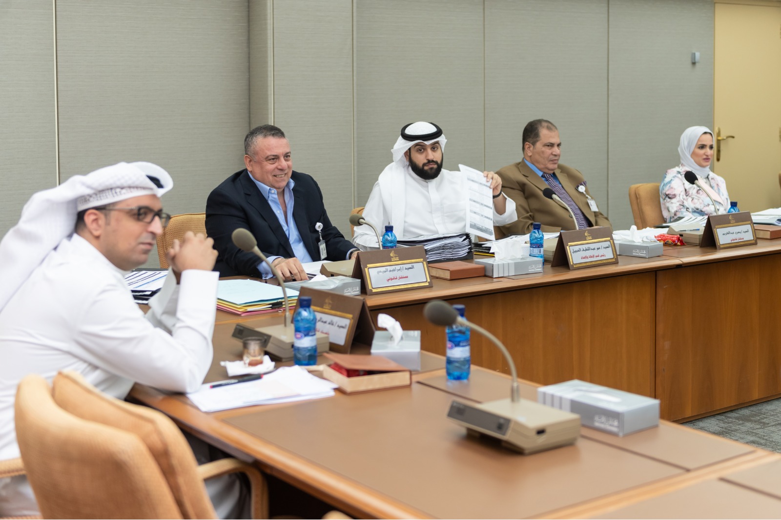 لجنة الشؤون التشريعية والقانونية البرلمانية الكويتية خلال اجتماعها