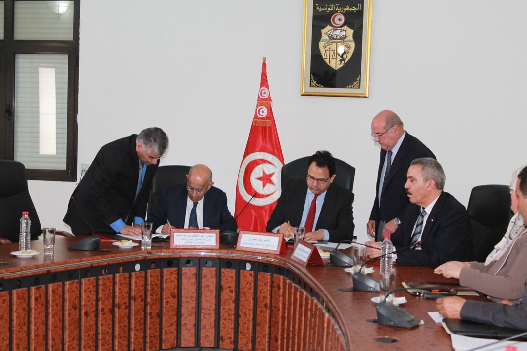 وزير التنمية التونسي زياد العذاري ومدير صندوق الانماء العربي عبد اللطيف الحمد خلال توقيع اتفاقية القرض