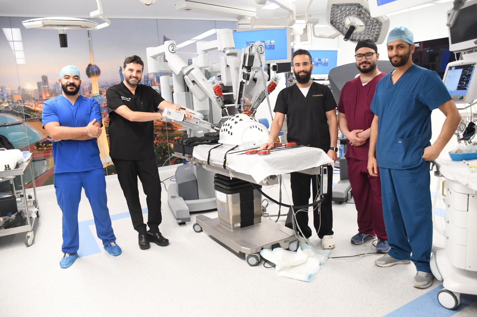 الدكتور سليمان المزيدي والدكتور ماهر الشعار مع فريق جراحة الروبوت في مستشفى جابر الاحمد
