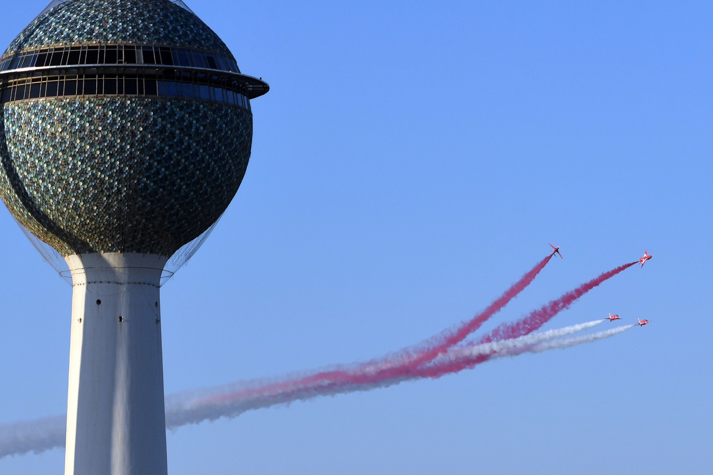 فريق (السهام الحمراء) التابع لسلاح الجو البريطاني ينفذ لوحات (اوكروباتية) جميلة في سماء الكويت