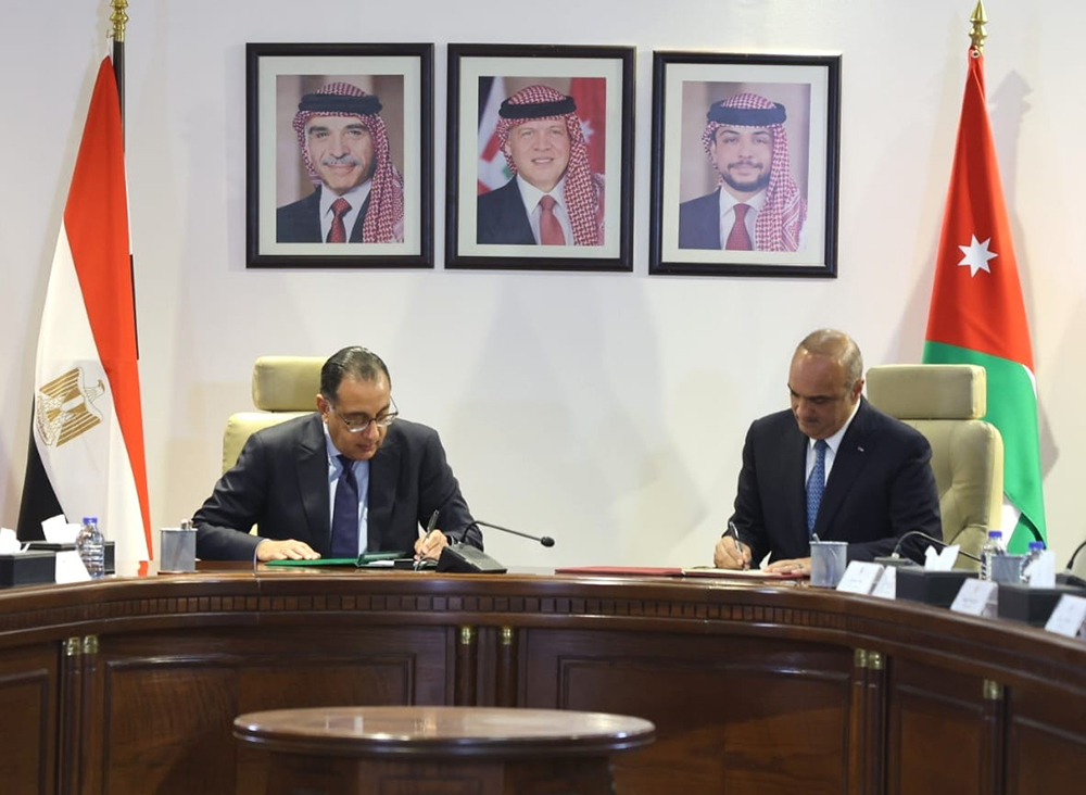 Jordan foreign minister with his Egyptian counterpart sign agreements