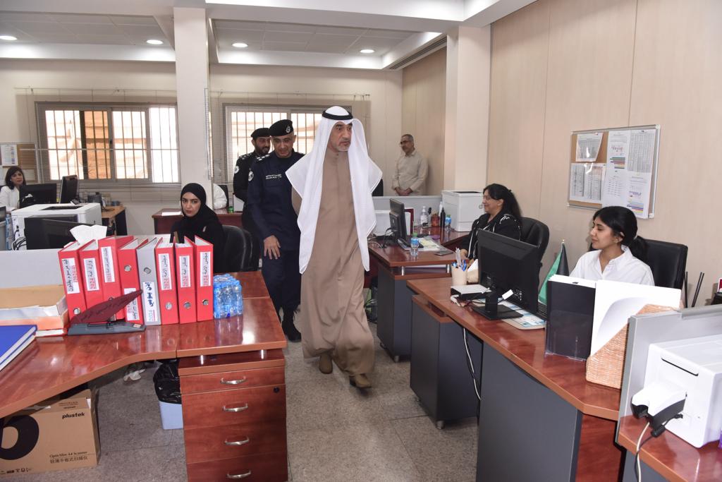 وزير الداخلية بالوكالة يقوم  بجولة تفقدية في إدارة شؤون الإنتخابات في منطقة الشويخ
