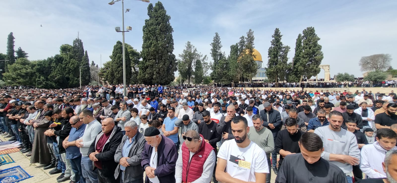 آلاف المصلين الفلسطينيين يؤدون صلاة الجمعة الثالثة من شهر رمضان في المسجد الأقصى المبارك