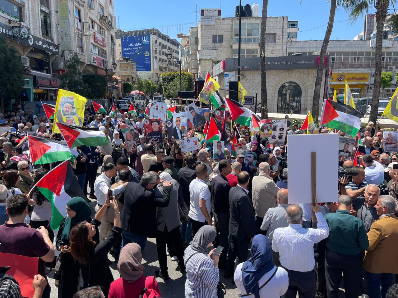 المئات من الفلسطينيين يعتصمون وسط رام الله احياء ليوم الاسير الفلسطيني