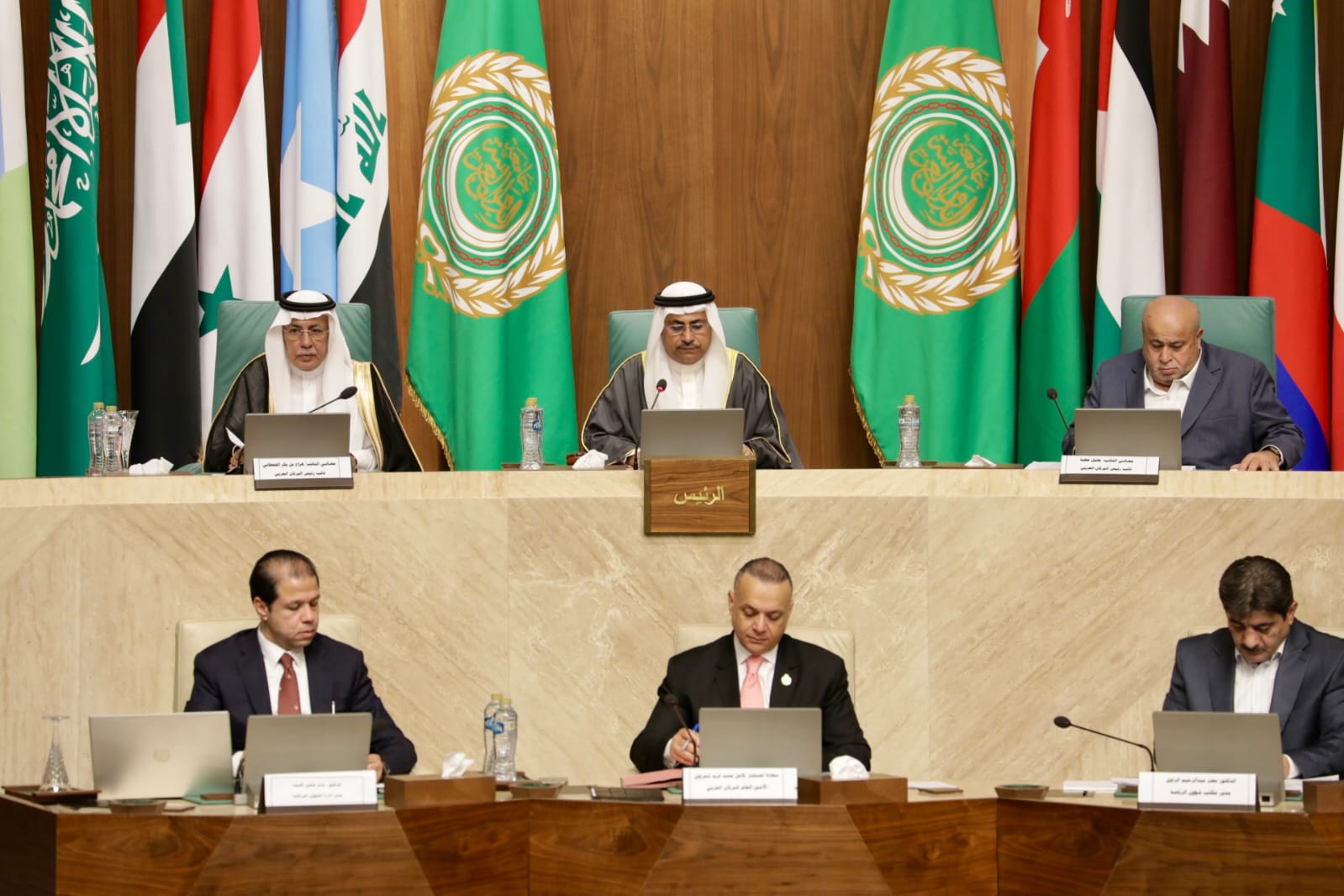 رئيس البرلمان العربي عادل العسومي يلقي كلمة خلال الجلسة العامة الثالثة للبرلمان