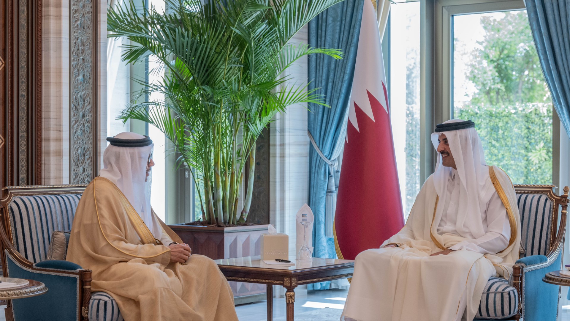 أمير قطر الشيخ تميم بن حمد مع وزير الخارجية البحريني الدكتور عبداللطيف الزياني