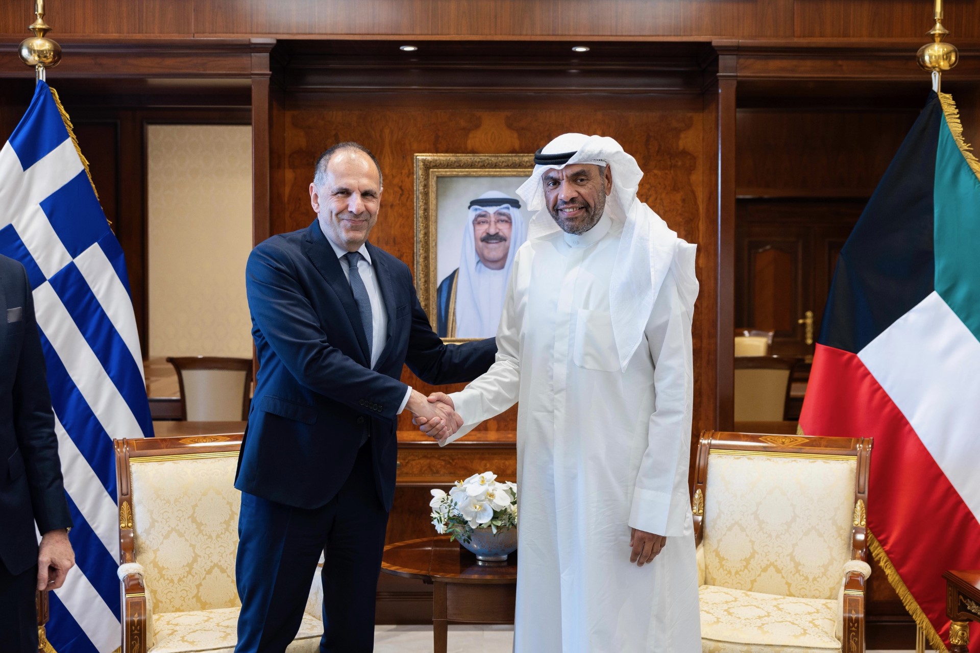 وزير الخارجية الكويتي عبدالله اليحيا يلتقي وزير الخارجية في جمهورية اليونان الصديقة جورجوس جيرابيتريتيس