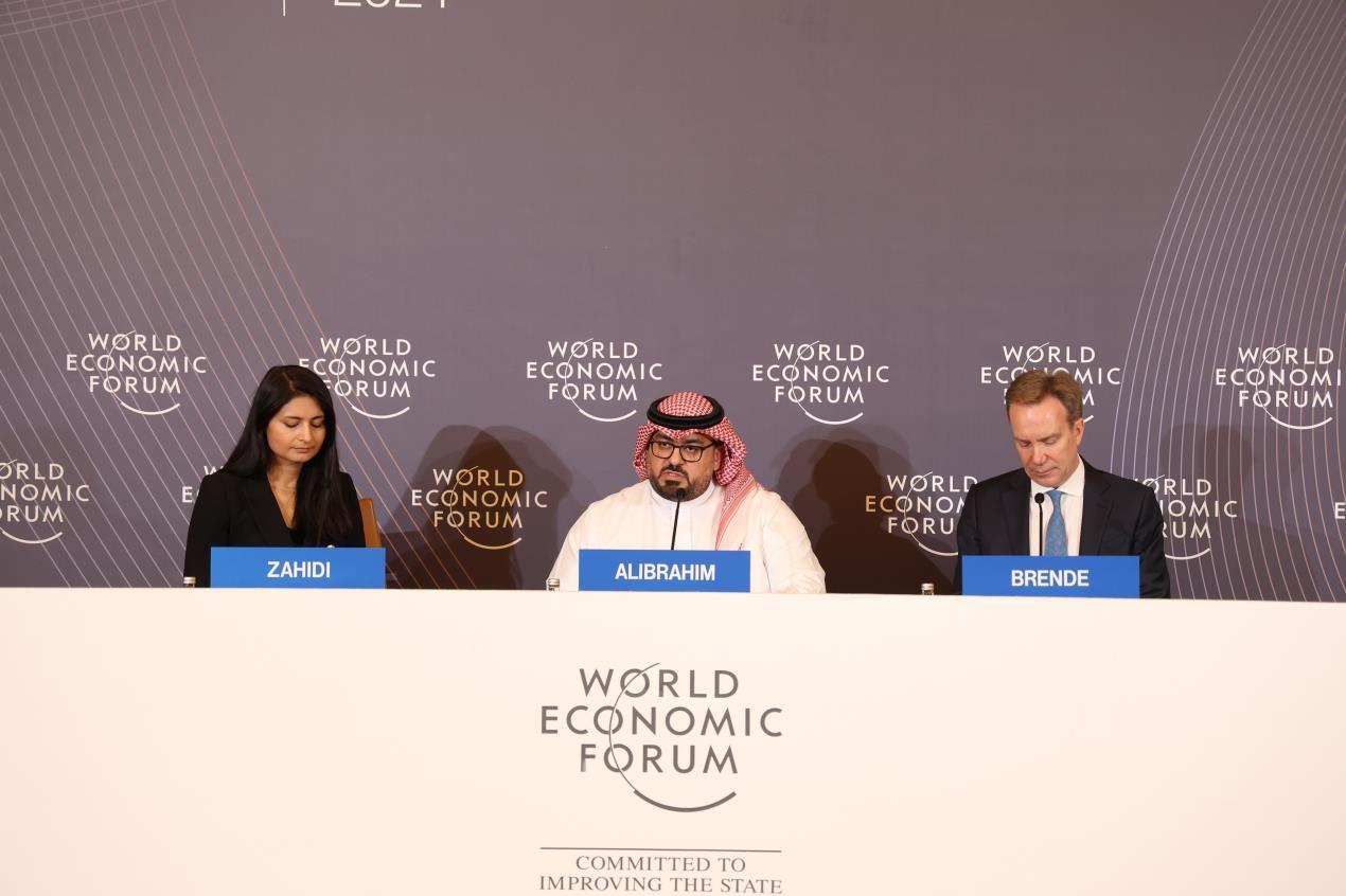 وزير الاقتصاد والتخطيط السعودي فيصل الإبراهيم خلال المؤتمر الصحفي