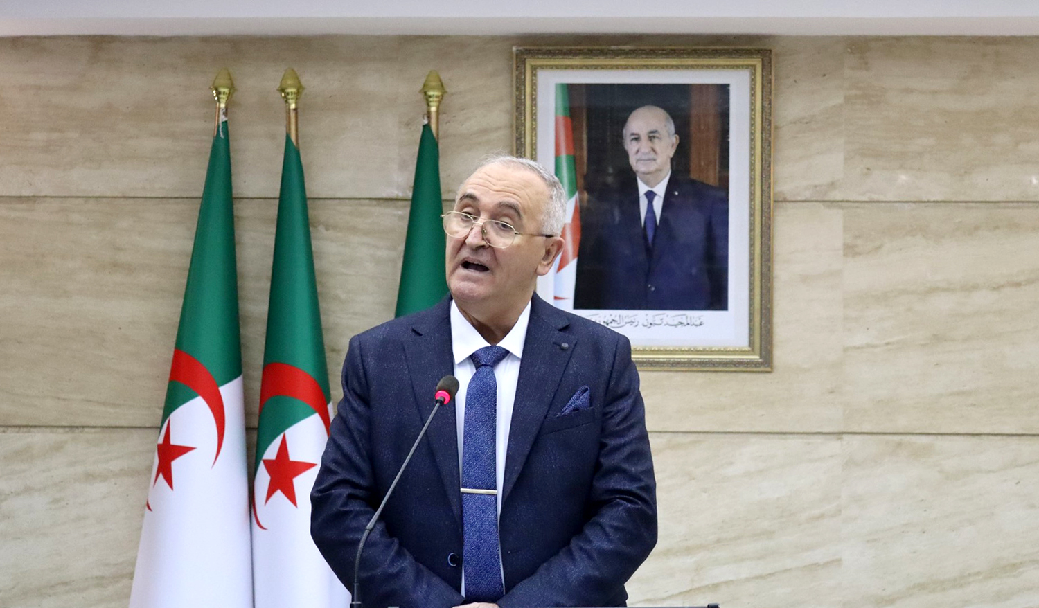 وزير المالية الجزائري لعزيز فايد خلال المؤتمر الصحفي