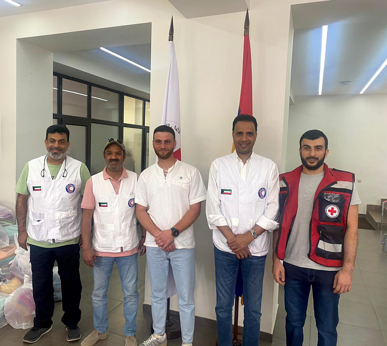 رئيس الفريق الميداني للجمعية خالد المطيري وعدد من المتطوعين في جمعية الهلال الاحمر الكويتي