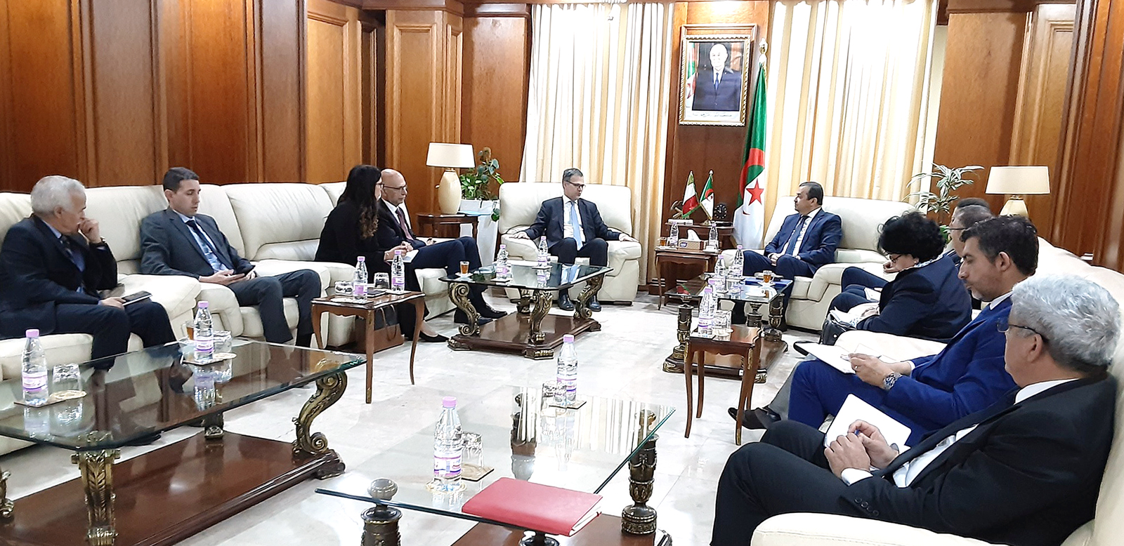 المباحثات الثنائية بين وزير الطاقة الجزائري و مستشار رئيس الوزراء الإيطالي بحضور وفدي البلدين
