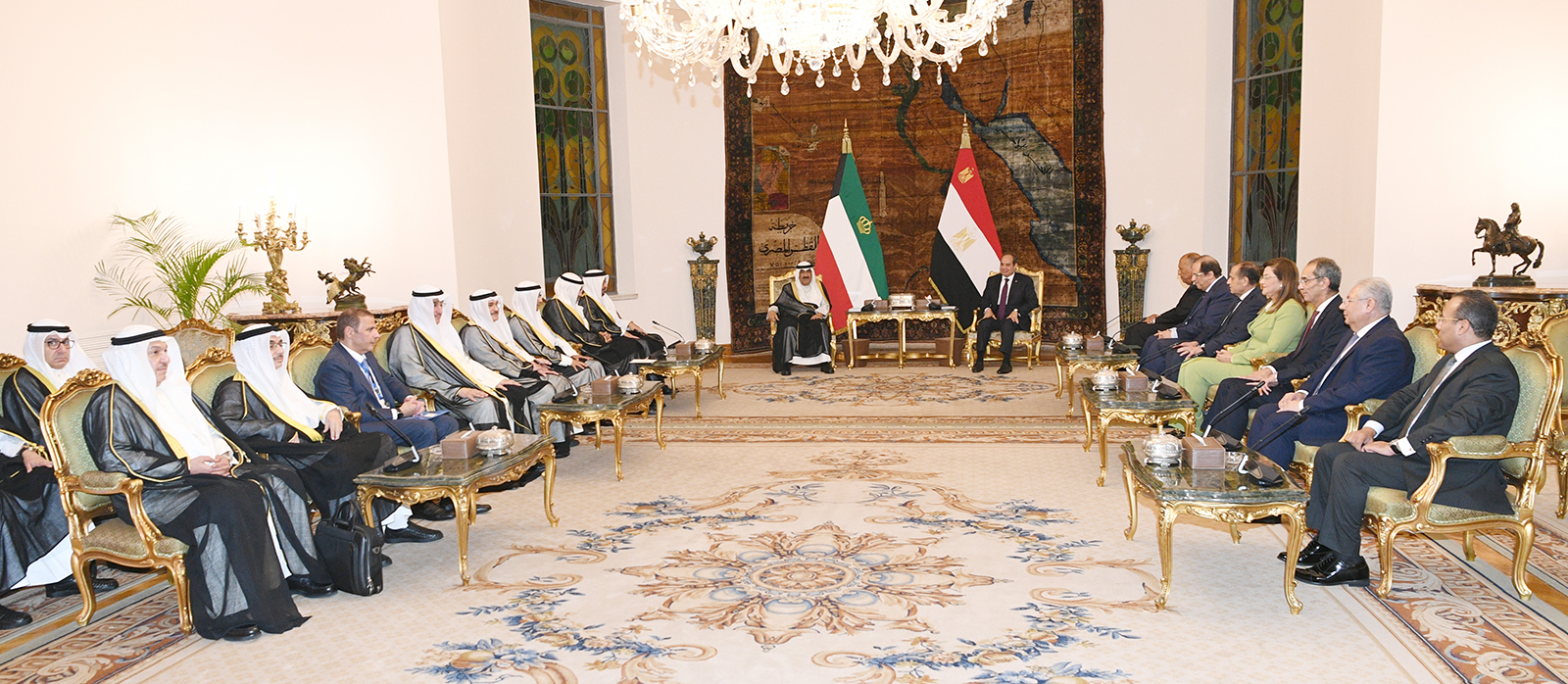 سمو أمير البلاد ورئيس جمهورية مصر العربية يترأسان جلسة المباحثات الرسمية