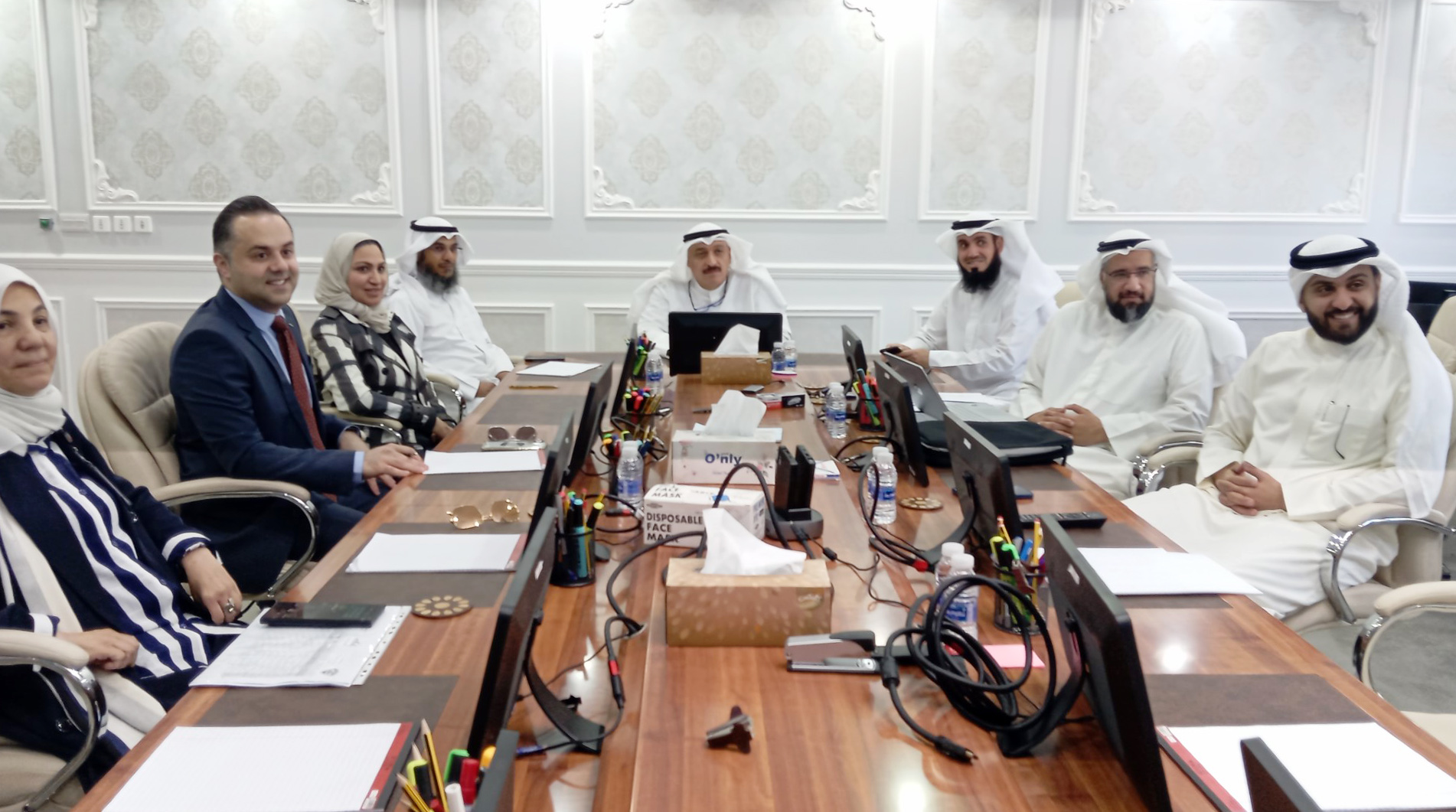 وزير الصحة الدكتور أحمد العوضي يترأس اجتماع موسع في مركز ادارة الازمات