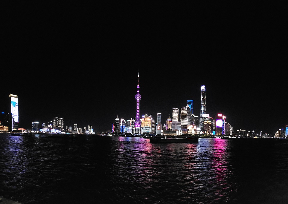جمال الأضواء اللامعة للمباني الشاهقة في مدينة شنغهاي ليلا ما يجسد الروح الحيوية والساحرة للمدينة