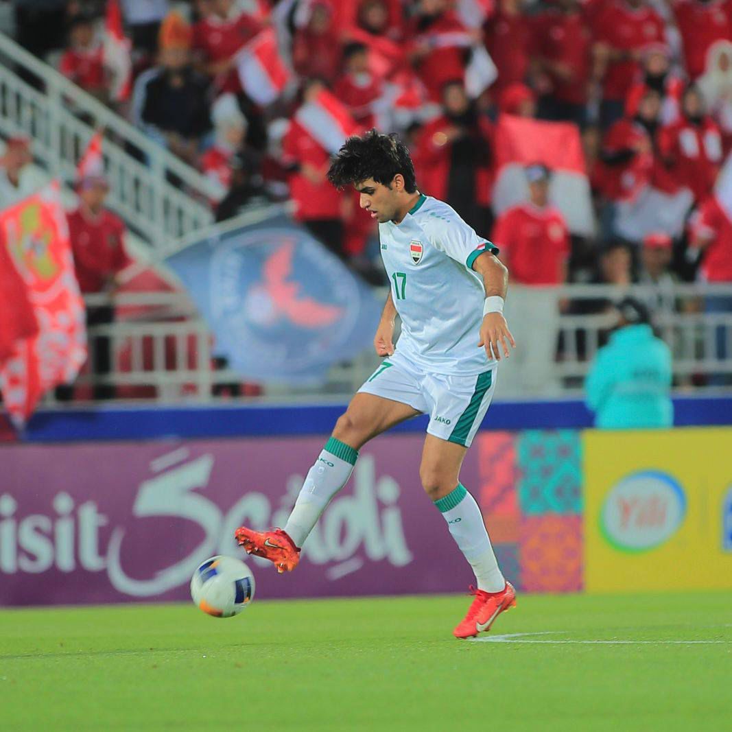 لاعب العراق يسيطر على الكرة
