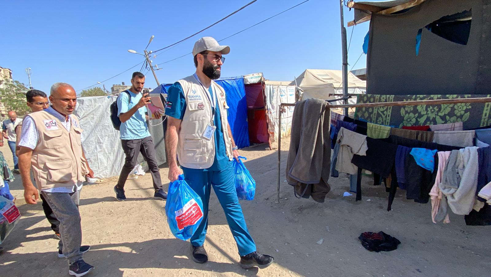 جانب من جهود الفريق الطبي الكويتي الثاني في توزيع المساعدات الصحية والغذائية في غزة